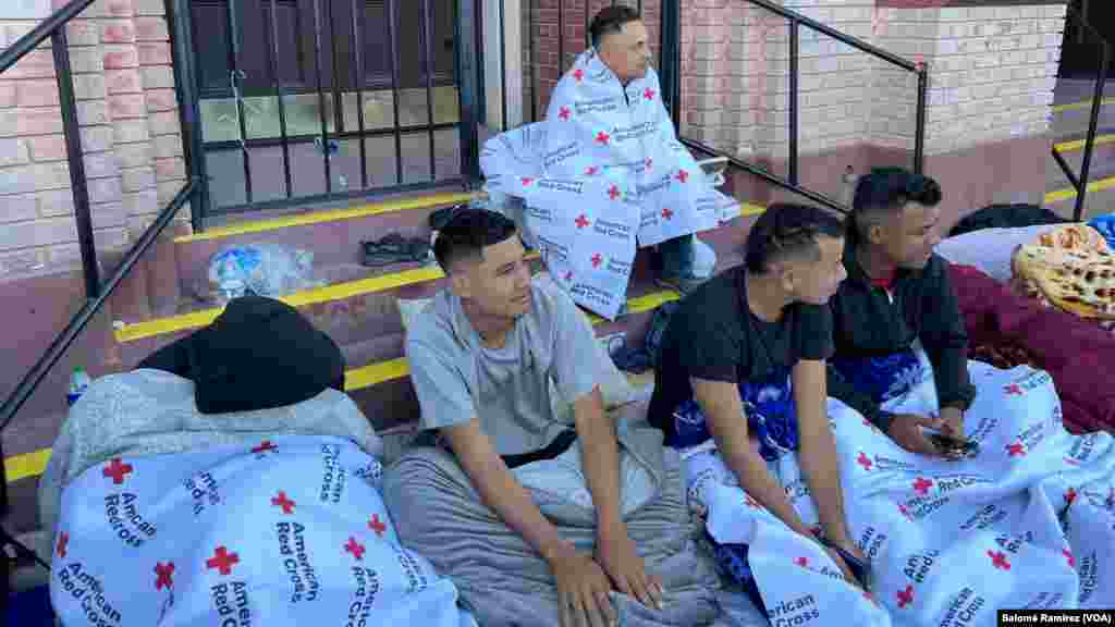Venezolanos acampan en un campamento improvisado en las afueras de la iglesia del Sagrado Corazón en El Paso, Texas el 8 de mayo de 2023. Muchos ellos han viajado por más de 2 meses y medio para llegar a EEUU y dicen estar preocupados por los recientes hechos de violencia contra migrantes. 