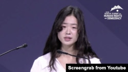 탈북민 맹효심 씨가 15일 ‘인권과 민주주의를 위한 제네바 정상회의’ 연단에 올라 북한 내 장애인이 겪는 고통을 증언했다.