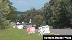 Carteles en una carretera rechazan los planes de la subsidiaria china en EEUU Gotion para construir una fábrica en el poblado de Green Charter, Michigan, el 8 de agosto de 2023.