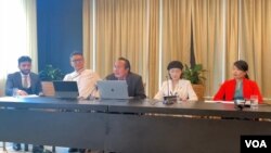 世界公民法院2024年7月8-12日在荷兰海牙开庭审理中国国家主席习近平涉嫌犯有“反人类罪、种族灭绝罪和侵略罪”的案子。出庭作证的人权活动人士有格桑多吉(左二)，藏族政治家，西藏流亡政府官员；恩赫巴图·陶格楚格(左三)，蒙古族人权活动家，南蒙古人权信息中心(SMHRIC)创始人和主任；盛雪(左四)，加拿大华裔人权活动家，民主中国阵线副主席；艾米·易(左五)，前《金融时报》记者，著有《远离世界屋脊：在四大洲之间的藏人难民旅行记》 (南蒙古人权信息中心提供)