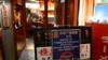 Papan pengumuman yang berbunyi "Menunda semua penjualan produk ikan dari Jepang" terpasang di depan sebuah restoran di Beijing pada 27 Agustus 2023. (Foto: AFP/Pedro Pardo)