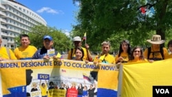 Un grupo de migrantes colombianos reclama concesiones migratorias en Washington, el 1 de mayo de 2024.