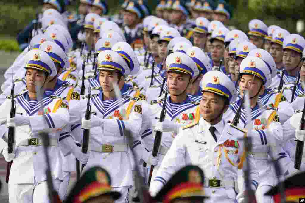 ក្បួនទាហានវៀតណាមអបអរការមកដល់របស់លោក Joe Biden ប្រធានាធិបតីសហរដ្ឋអាមេរិកក្នុងដំណើរទស្សនកិច្ចមកកាន់ប្រទេសខ្លួនក្នុងរដ្ឋធានីហាណូយ ប្រទេសវៀតណាមកាលពីថ្ងៃអាទិត្យទី១០ កញ្ញា ឆ្នាំ២០២៣។(AP Photo/Evan Vucci)