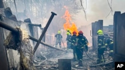 Petugas layanan darurat Ukraina bekerja di lokasi pasca serangan misil Rusia di Odesa, Ukraina selatan, hari Jumat 15 Maret 2024. 