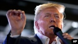 ARCHIVO - El candidato presidencial republicano, el expresidente Donald Trump, habla con sus seguidores durante una visita a la Feria Estatal de Iowa, el 12 de agosto de 2023, en Des Moines, Iowa.