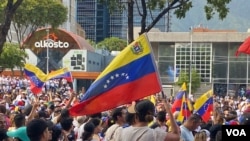 Simpatizantes del candidato presidencial opositor, Edmundo González Urrutia y la líder María Corina Machado participan en el cierre de la campaña electoral.