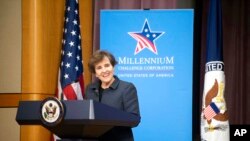 Presidente e diretora executiva da Millennium Challenge Corporation dos Estados Unidos, Alice Albright, fala no Departamento de Estado, Washington, 28 setembro 2022