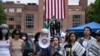 La gente habla con la prensa mientras se reúne en un campamento para apoyar al pueblo de Palestina durante una protesta en la Universidad George Washington, el 6 de mayo de 2024, en Washington.