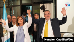 El presidente electo de Guatemala, Bernardo Arévalo, junto a su fórmula Karim Herrera, en su primera conferencia de prensa el domingo por la noche. Foto: Houston Castillo, VOA