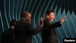 Rais wa China Xi Jinping akipunga mkono wakati wa mkutano wa kilele wa BRICS uliofanyika Brazili, Novemba 13, 2019. Picha na REUTERS/Ueslei Marcelino.