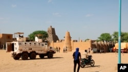 Un véhicules de l'ONU patrouille les rues de Tombouctou.