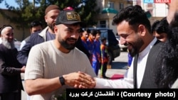 د کرکټ لوبې نړیوال ستوری او د افغانستان د شل اوریزیو سیالیو د ملي لوبډلې کپتان راشد خان ته په کابل کې ښه راغلاست