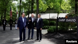 美國總統拜登在華盛頓附近的馬里蘭州戴維營總統度假地歡迎南韓總統尹錫悅和日本首相岸田文雄。(2023年8月18日)