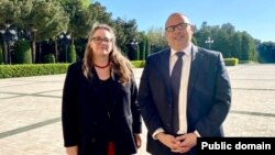 Erika Olson və Hüqo Gevara (Mənbə: ABŞ səfirliyi)