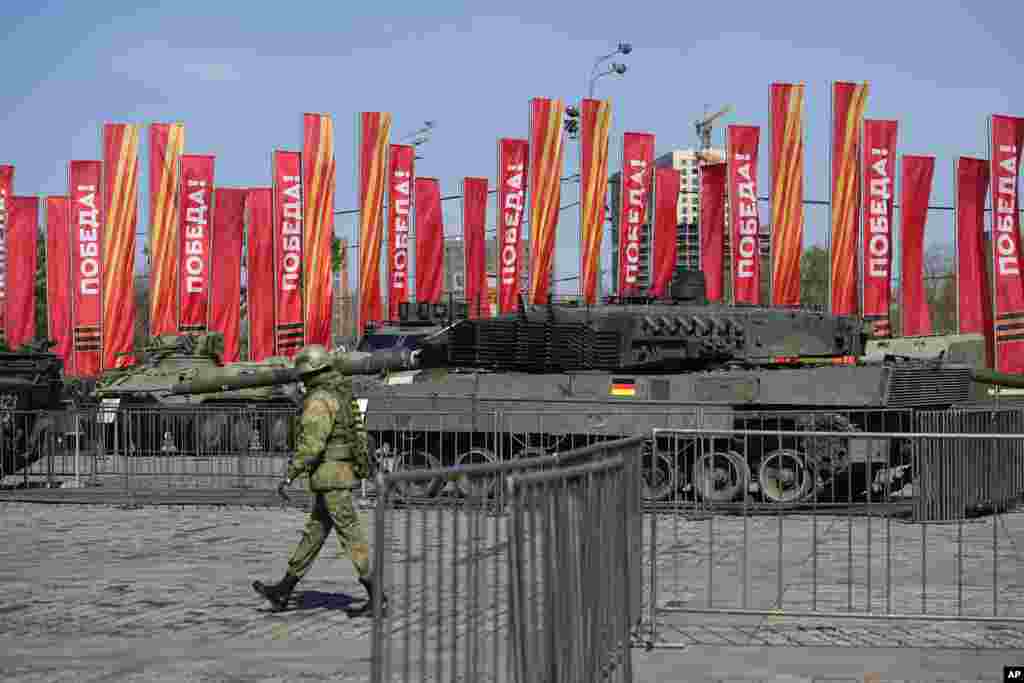 Un soldado ruso pasa junto a un tanque Leopard 2A6 que perteneció al ejército ucraniano. Las autoridades rusas han criticado los suministros de armas y equipo militar occidentales a Ucrania, presentándolos como evidencia de la participación directa de la OTAN en los combates. Al mismo tiempo, el presidente ruso Vladimir Putin ha declarado repetidamente que los suministros militares occidentales a Kiev no cambiarían el curso del conflicto ni impedirían que Rusia logre sus objetivos.