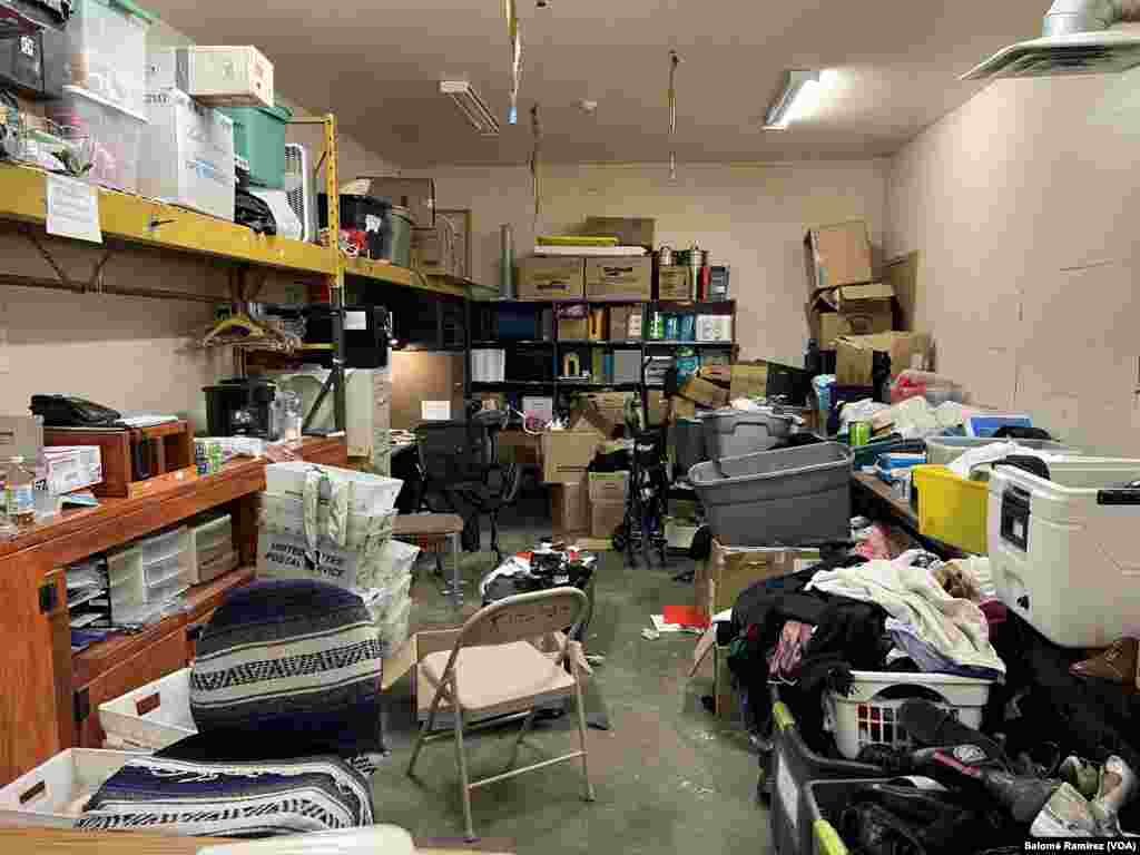 El albergue coordina diferentes tipos de donaciones para los migrantes como ropa y asesora en navegar los sistemas de transporte. De cara al fin del Título 42, aseguran que están trabajando para “estar preparados para lo desconocido”, en El Paso, Texas, el 10 de mayo de 2023. 