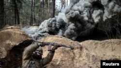 Украинский военнослужащий Национальной гвардии принимает участие в учениях по радиационной, химической и биологической опасности недалеко от Харькова, Украина 29 февраля 2024 г.