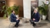 John Kerry, Enviado Presidencial Especial para Asuntos climáticos de Estados Unidos (der.) en entrevista con el preiodista Jaime Moreno, de la Voz de América, en Ciudad de Panamá, Panamá, el 3 de marzo de 2023. Foto: VOA.