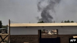 Moshi ukifurika kutoka jengo katikati mwa mji wa Khartoum, Mei 25, 2025.