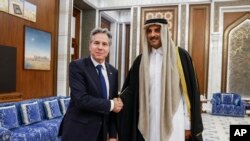 Menteri Luar Negeri Amerika Antony Blinken (kiri) bertemu Emir Qatar Sheikh Tamim Bin Hamad Al Thani di Istana Lusail, Qatar hari Minggu (7/1). 