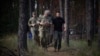 Ukrajinski predsednik Volodimir Zelenski sa vojnim zvaničnicima nalazi se u oblasti identifikovanoj kao Vovčansk, u regionu Harkov, 29. jula 2024. (Fotografija sa zvaničnog naloga ukrajinskog predsednika na platformi Eks).