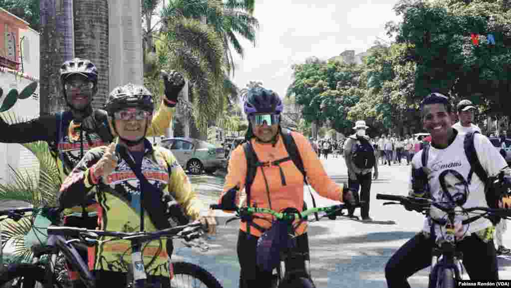 Samuel Angulo, José Escalona, Leticia Molina y Adrubal Pérez son parte de un grupo de ciclistas llamado "correcaminos" que viajó en bicicleta desde Acarigua, estado Portuguesa, para acompañar a la Divina Pastora.