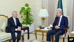 Dalam foto yang dirilis oleh Kantor Perdana Menteri Pakistan, Komisaris Tinggi PBB untuk Pengungsi, Filippo Grandi (kiri), bertemu dengan Perdana Menteri Pakistan Shehbaz Sharif, di Islamabad, 9 Juli 2024. (Kantor Perdana Menteri via AP)