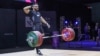 Ramiro Mora, hace su saludo característico al coronarse en el Campeonato de Halterofilia del Reino Unido, en agosto de 2023. En el mes de mayo de de este año, Mora fue incluido en el Equipo Olímpico de Refugiados a las Olimpiadas París 2024. [Foto: Cortesía]