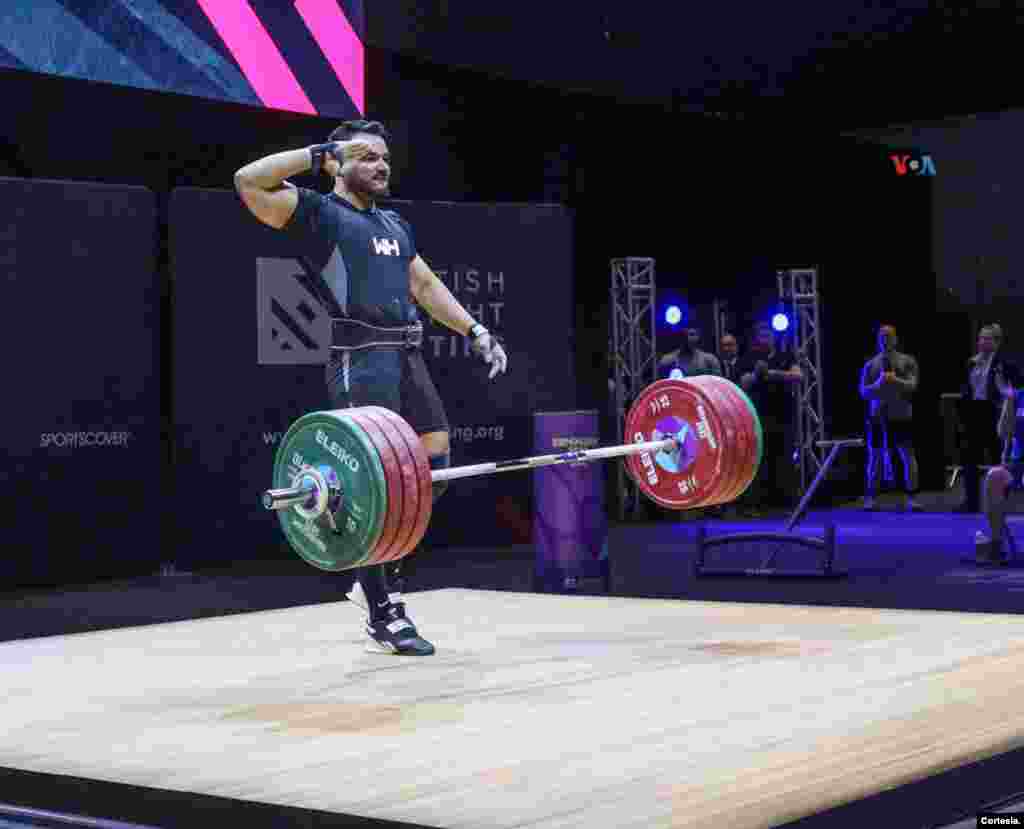 Ramiro Mora, hace su saludo característico al coronarse en el Campeonato de Halterofilia del Reino Unido, en agosto de 2023. En el mes de mayo de de este año, Mora fue incluido en el Equipo Olímpico de Refugiados a las Olimpiadas París 2024. [Foto: Cortesía]