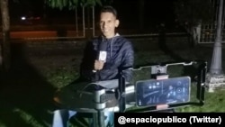 El periodista Luis Alejandro Acosta durante una cobertura. 