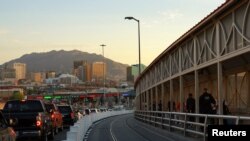 Migrantes que buscan asilo en Estados Unidos y que previamente solicitaron una cita a través de la aplicación CBP One, caminan por el puente fronterizo internacional Paso del Norte, en El Paso, Texas, el 14 de junio de 2024.