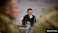 Presiden Ukraina Volodymyr Zelenskiy menghadiri pertemuan dengan para pejabat tinggi militer saat ia mengunjungi wilayah Kharkiv, di tengah serangan Rusia ke Ukraina, 16 Mei 2024. (Foto: via Reuters)