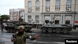 Miembros del grupo privado de Wagner están desplegados en una calle cerca de la sede del Distrito Militar del Sur en la ciudad de Rostov-on-Don, Rusia, el 24 de junio de 2023. REUTERS/Stringer