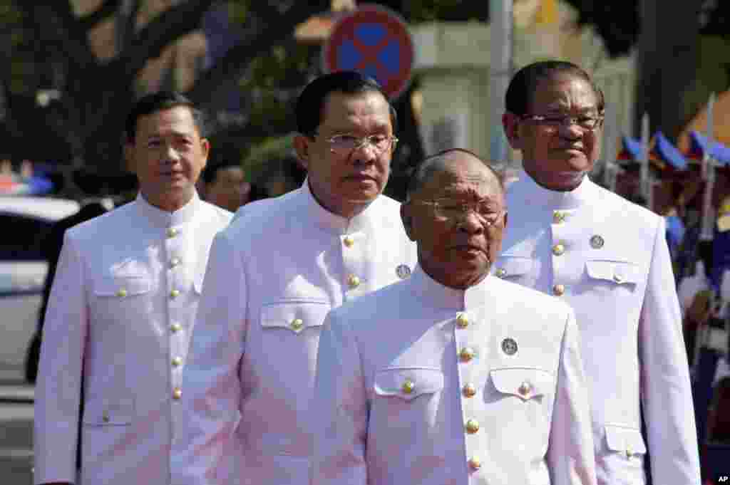 លោក ហេង សំរិន ដើរជាមួយលោក ស ខេង និងលោក ហ៊ុន សែន ដោយមាននាយករដ្ឋមន្ត្រីចាត់តាំង លោក ហ៊ុន ម៉ាណែត ដើរពីក្រោយ។