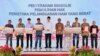 Presiden Jokowi berfoto bersama para penerima sertifikat program pelaksanaan rekomendasi penyelesaian non-yudisial pelanggaran hak asasi manusia (HAM) berat masa lalu di Indonesia, di Rumah Geudong Kecamatan Glumpang Tiga Kabupaten Pidie, Aceh, Selasa (27/6). (Setpres RI)
