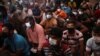 Pekerja migran berkumpul di kompleks asrama mereka untuk pemeriksaan dokumen, selama operasi bersama Departemen Tenaga Kerja di Kuala Lumpur, Malaysia, 17 Maret 2022. (Foto: REUTERS/Hasnoor Hussain)