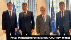 Arhiva - Pregovarač EU Miroslav Lajčak odvojeno pozira za zajedničku fotografiju sa predvodnicima delegacija Beograda i Prištine, Petrom Petkovićem i Besnikom Besljimijem, u Briselu, 15. maja 2023. (Foto: Nalog Miroslava Lajčaka na plantformi Iks)