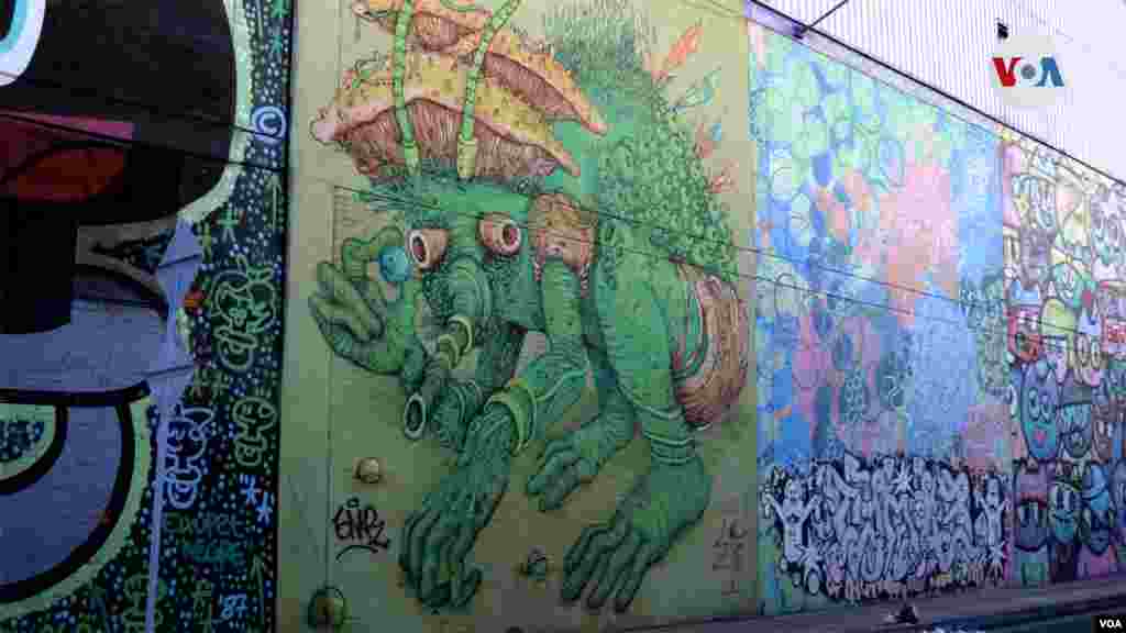 En el Distrito Graffiti, un lugar especial de la ciudad de Bogotá con alrededor de 6.000 metros, se organizan eventos y festivales como una forma de mostrar al graffiti como un arte urbano responsable.