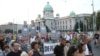 Građani nose transparente i lutke sa likovima predstavnika vlasti tokom 16. protesta Srbija protiv nasilja, ispred Skupštine Srbije, u Beogradu, 19. avgusta 2023. (Foto: FoNet)