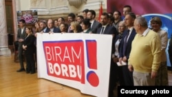 Konferencija za štampu dela poslanika iz koalicije Srbija protiv nasilja koji su odlučili da učestvuju na izborima 2. juna, poziraju za fotografisanje iza iza transparenta sa imenom novonastale koalicije, u Skupštini Srbije, 22. aprila 2024. (Foto: FoNet)