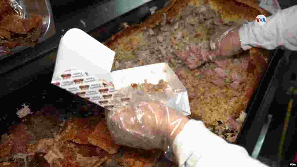 En América Latina se preparan recetas similares a la lechona, como en Perú, donde se sirve un plato similar que se conoce como arroz con chancho.