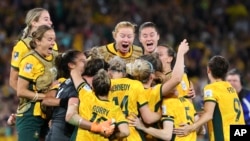 
Los jugadores australianos celebran después de ganar su partido de cuartos de final contra Francia en Brisbane, Australia, el sábado 12 de agosto de 2023.