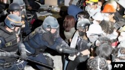 加州警方在洛杉矶加州大学洛杉矶分校 (UCLA) 校园里与亲巴勒斯坦学生展开对峙并逮捕了多人。(2024年5月2日)