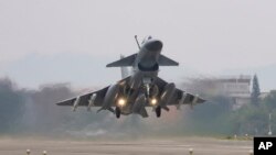 一架中國解放軍戰機從位於南京的東部戰區起飛,執行台灣周邊戰備警巡演訓。(2023年4月8日)