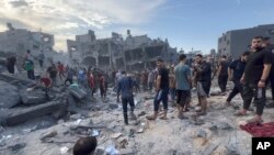 Sejumlah warga Palestina berusaha mencari korban selamat dan jenazah di balik reruntuhan kamp pengungsi Jabaliya di pinggiran Kota Gaza, yang hancur akibat serangan udara Israel pada 31 Oktober 2023. (Foto: Fadi Majed via AP)