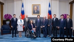 美國國會代表團在民主黨籍聯邦參議員塔米·達克沃斯(左4坐輪椅者)領導下訪台,在總統府與台灣總統賴清德(左5)會晤。(2024年5月29日,台灣總統府提供)