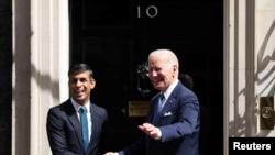 El primer ministro británico Rishi Sunak saluda al presidente estadounidense Joe Biden en el 10 de Downing Street en Londres, Gran Bretaña, el 10 de julio de 2023. REUTERS/Hollie Adams