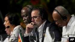 El Ministro de Relaciones Exteriores de Ecuador, Gustavo Manrique, en el centro, asiste a la Cumbre del Amazonas en el Centro de Convenciones Hangar en Belem, Brasil, el 8 de agosto de 2023.