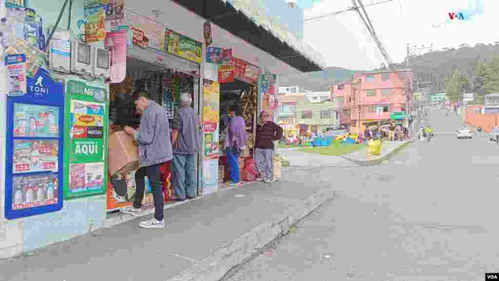 En el barrio, los habitantes salieron a comprar como es habitual. Tiendas, panaderías e incluso el comercio informal laboró este miércoles.