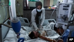 Un niño palestino herido durante un ataque aéreo israelí recibía atención médica este domingo 15 de octubre en el Hospital Nasser en Khan Younis, Franja de Gaza, [Foto: AP]